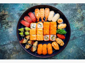 Ilustracja artykułu sushi na imprezę w ogrodzie – zaskocz gości!