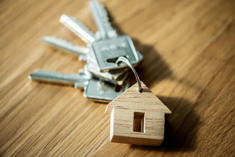 Jak wybrać najlepsze ubezpieczenie mieszkania: Praktyczny przewodnik dla właścicieli i najemców
