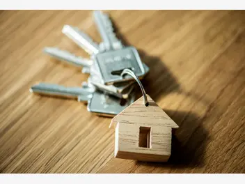 Ilustracja artykułu jak wybrać najlepsze ubezpieczenie mieszkania: praktyczny przewodnik dla właścicieli i najemców