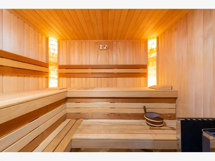 Ilustracja artykułu korzyści korzystania z sauny ogrodowej