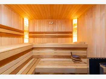 Ilustracja artykułu korzyści korzystania z sauny ogrodowej