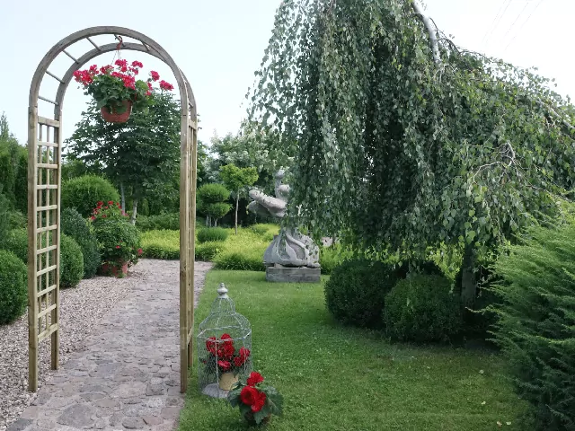 Drewniana czy metalowa pergola? Zalety i wady