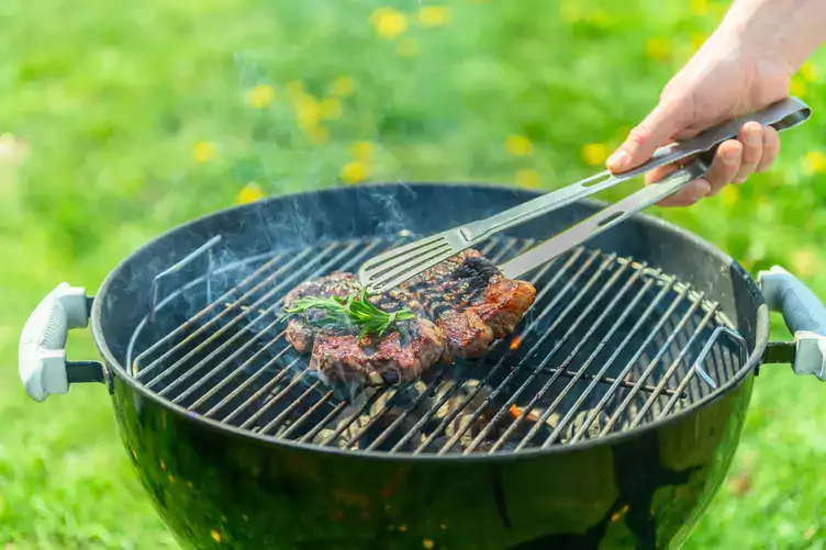 Przed pierwszym grillowaniem w sezonie upewnij się, że ruszt jest gotowy do użycia