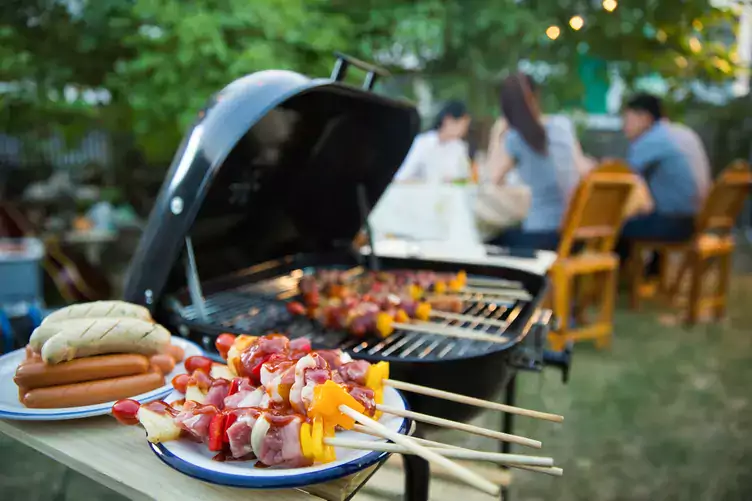 Grill w ogrodzie to świetny pretekst do spotkań z przyjaciółmi