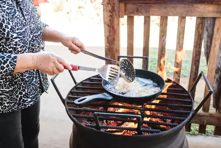 Najlepsze akcesoria do grillowania w ogrodzie – co warto mieć pod ręką?