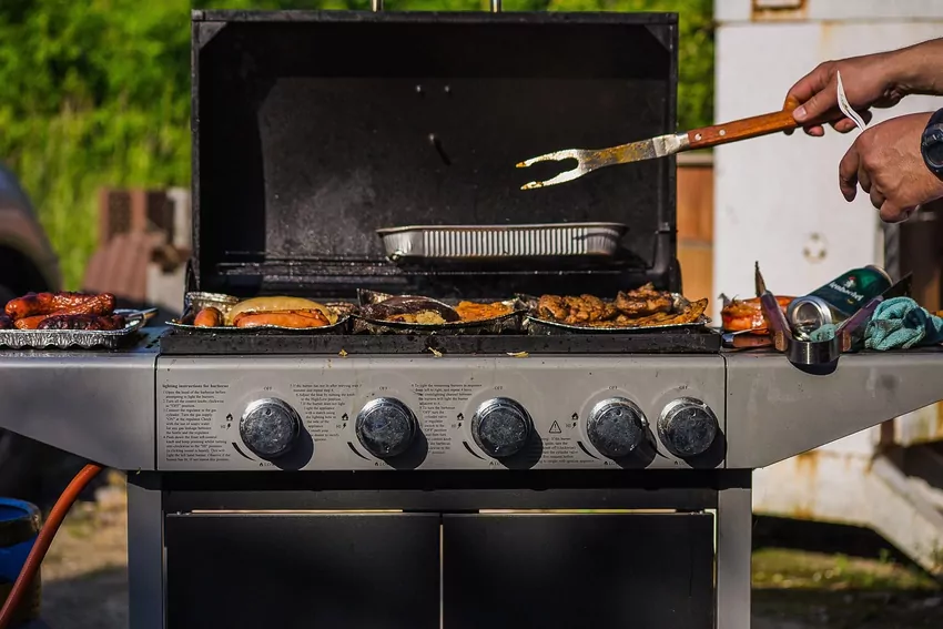 Zwróć uwagę na liczbę palników – im więcej palników, tym lepsza kontrola temperatury Grill gazowy