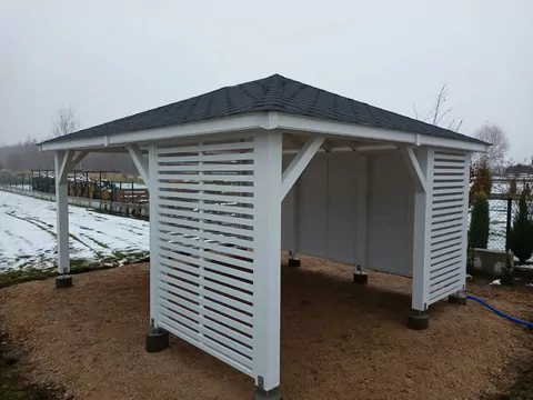 Montaż drewnianej altany ogrodowej