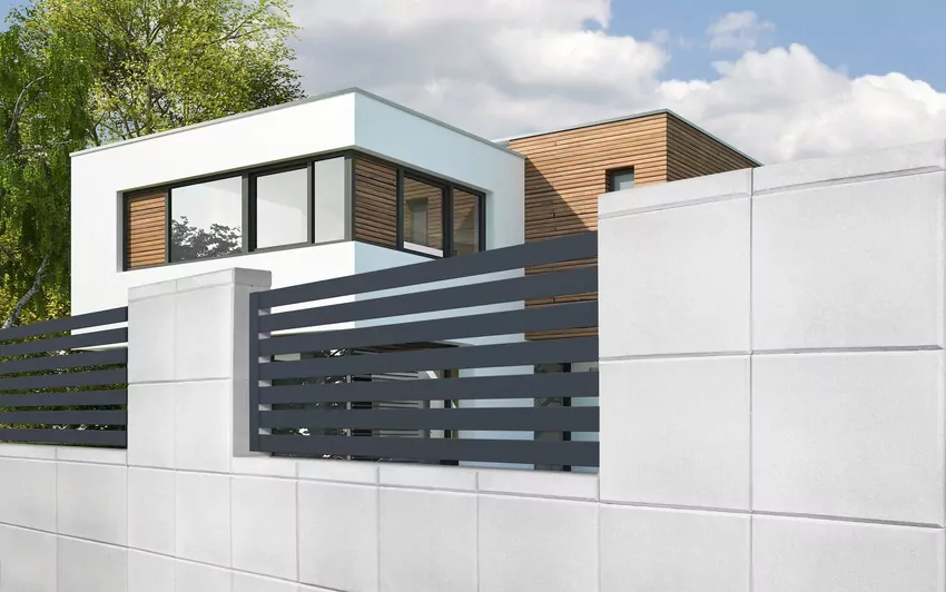 Ogrodzenie z białych bloczków z kontrastowymi przęsłami Ogrodzenie z białych bloczków z kontrastowymi przęsłami