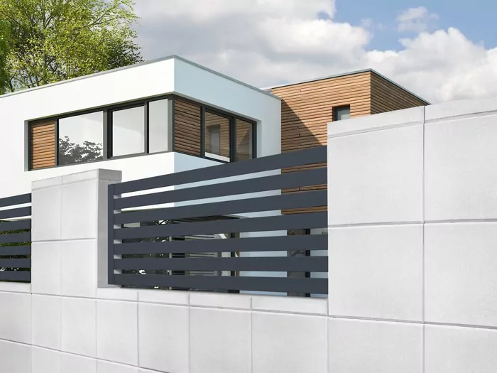 Białe ogrodzenie a dom