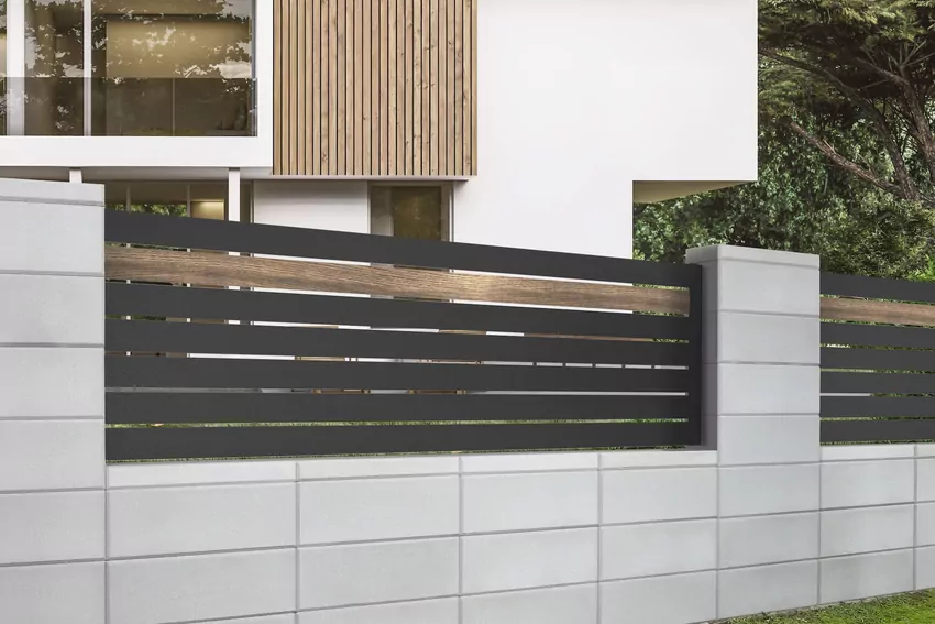 Połączenie białych bloczków ogrodzeniowych i antracytowych przęseł z elementami drewna Połączenie białych bloczków ogrodzeniowych i antracytowych przęseł z elementami drewna