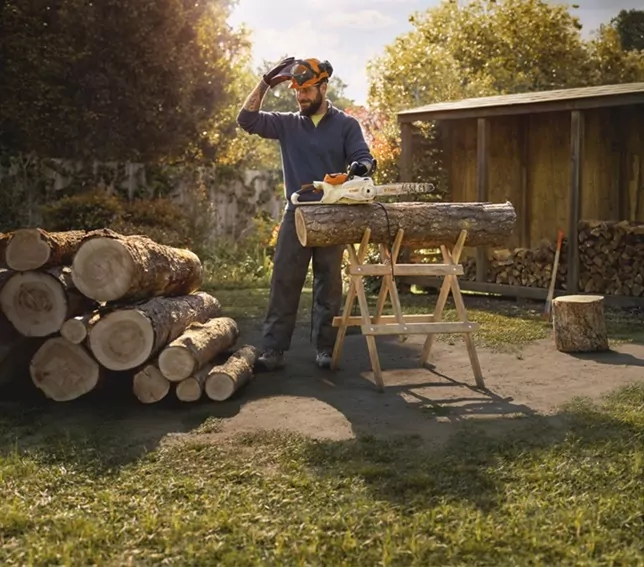 STIHL MSA 80 to akumulatorowa pilarka, która będzie niezastąpiona podczas przygotowania drewna opałowego.