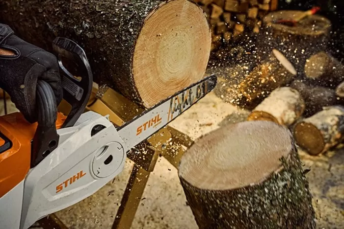 Pilarka akumulatorowa STIHL MSA 80 sprawdzi się u osób, które chcą mieć urządzenie zawsze gotowe do pracy.