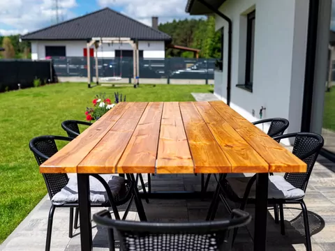 Stoły drewniane do domu i ogrodu