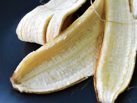 Skórki z bananów do zrobienia nawozu
