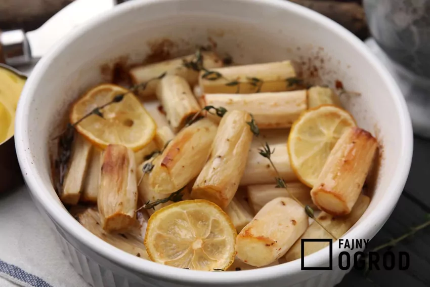 Po pierwszych przymrozkach jej korzenie salsefii stają się słodsze i bardziej aromatyczne Zapiekana salsefia w naczyniu żaroodpornym