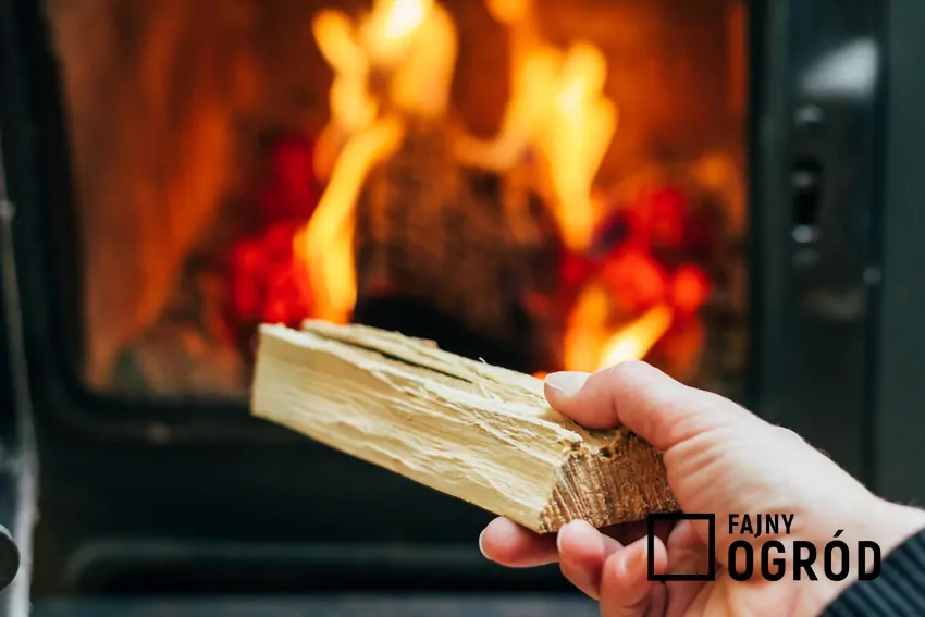 Dokładanie opału do kominka