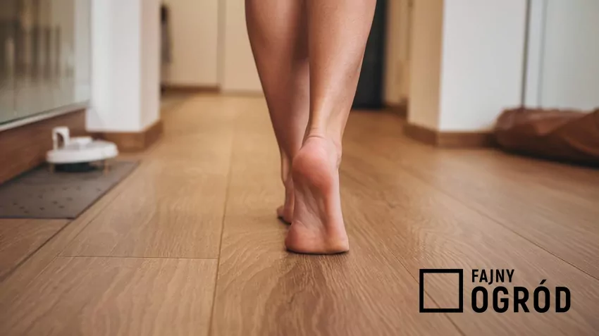 Folia grzewcza IR ułożona pod panelami – nowoczesna alternatywa dla tradycyjnych grzejników stopy na podłodze