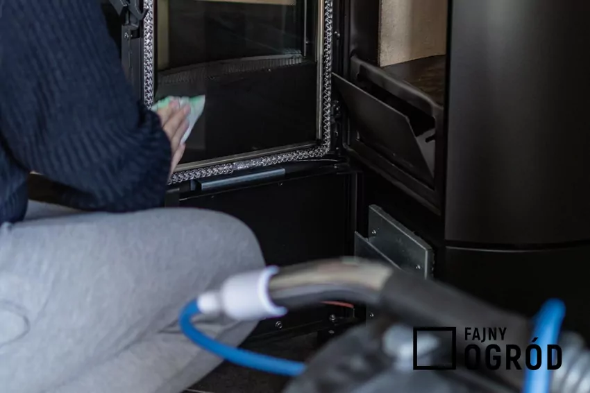 Mężczyzna czyści piec na pellet