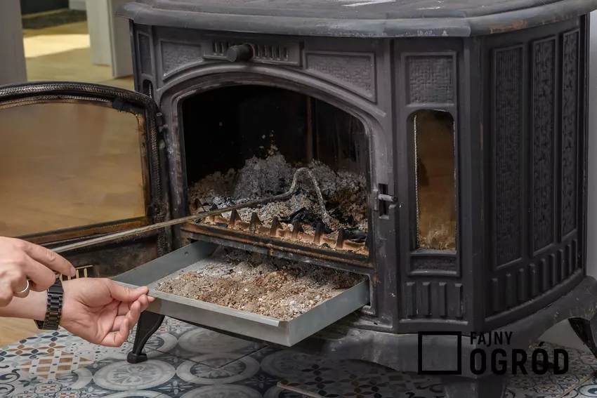 Tradycyjny żeliwny piecyk koza jako ekonomiczne źródło ciepła w domu Kominek typu koza