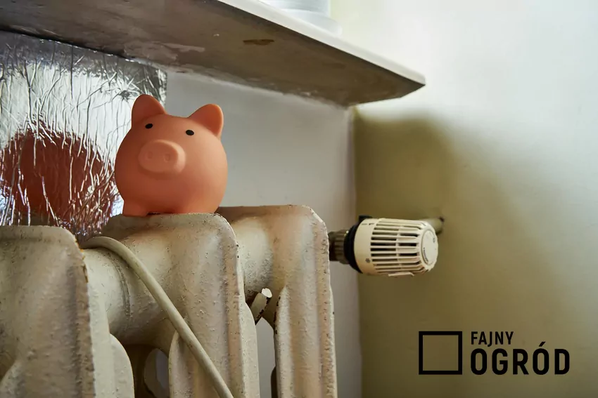 Porównanie kosztów ogrzewania – instalacja nadmuchowa wymaga większej inwestycji początkowej, ale oferuje komfort i wydajność kaloryfer i skarbonka