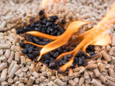 Jak ustawić piec na pellet, żeby mniej spalał?