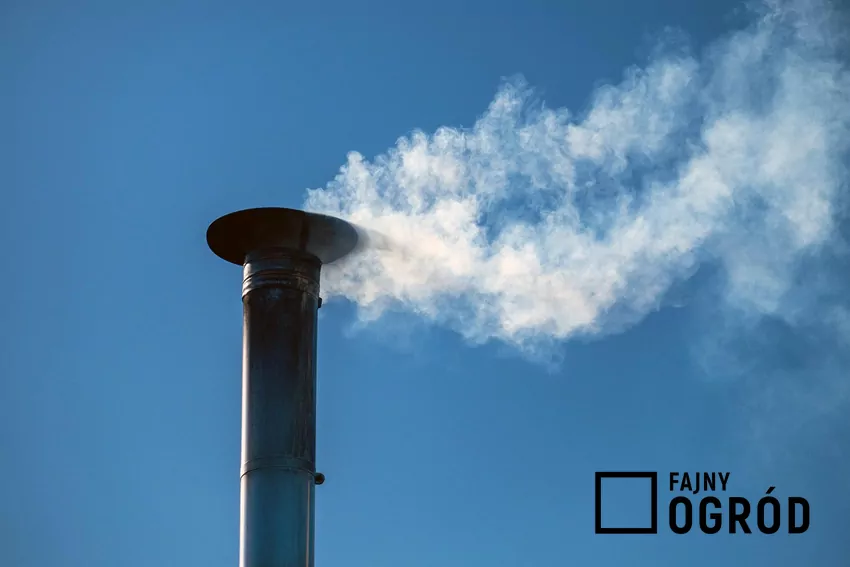 Niedobór powietrza powoduje powstawanie gęstego, czarnego dymu - biały dym oznacza dobre spalanie