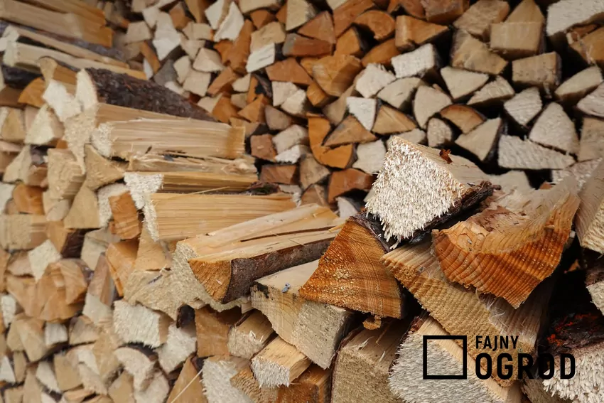 Proces przygotowania drewna do palenia jest długotrwały