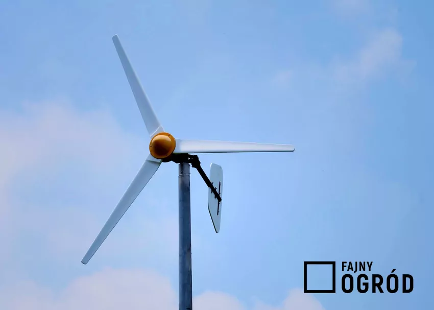 Turbina wiatrowa obok domu mała turbina wiatrowa
