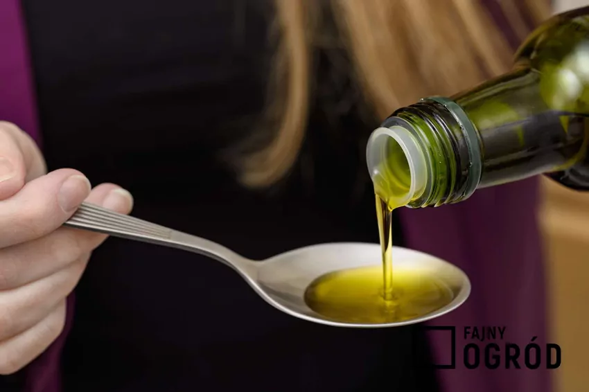 Regularne spożywanie oleju lnianego wspiera oczyszczanie jelit i poprawia metabolizm Nalewanie oleju lnianego na łyżkę