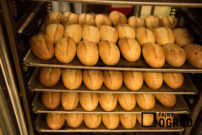 Mrożone pieczywo na desce do krojenia