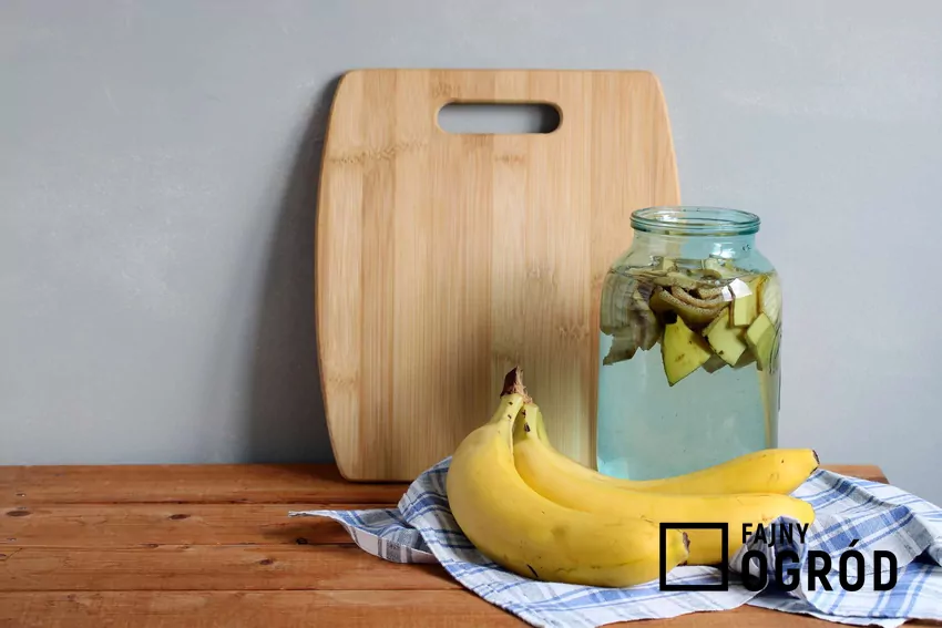 Ekstrakt z bananowych skórek przygotowany w słoiku – naturalna odżywka dla roślin domowych i ogrodowych Nawóz ze skórki banana w słoiku