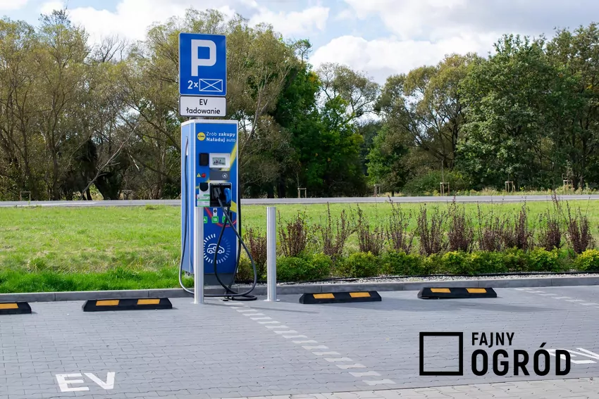 Parking pod Lidlem i stacje ładowania pojazdów