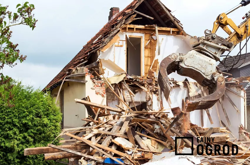 Zarówno palety, jak i drewno z rozbiórki mogą zawierać szkodliwe substancje chemiczne rozbiórka domu, drewno