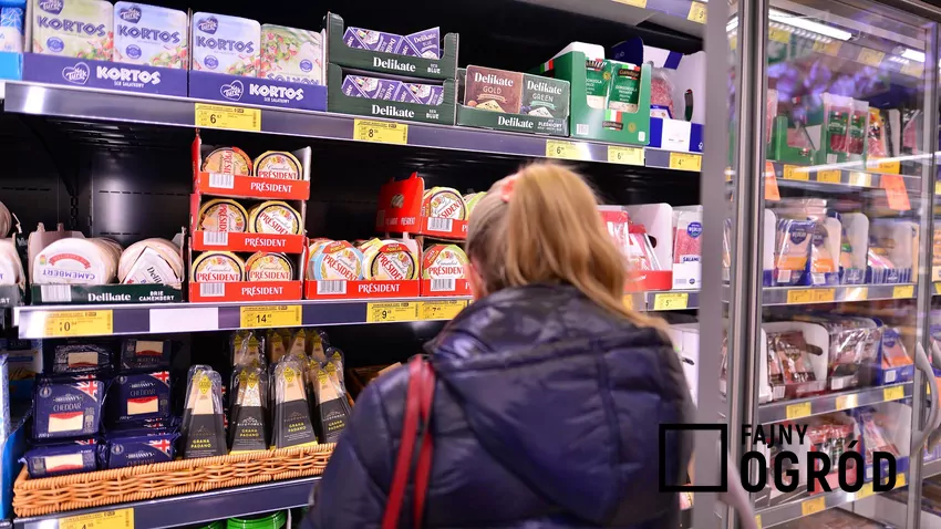 Kobieta wybiera produkty w Biedronce