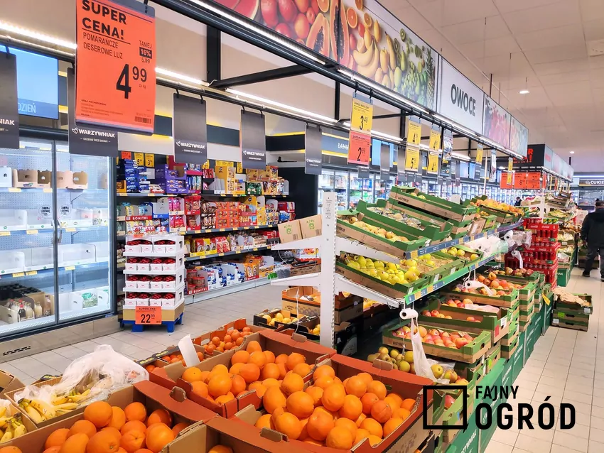 Dział z owocami w Biedronce