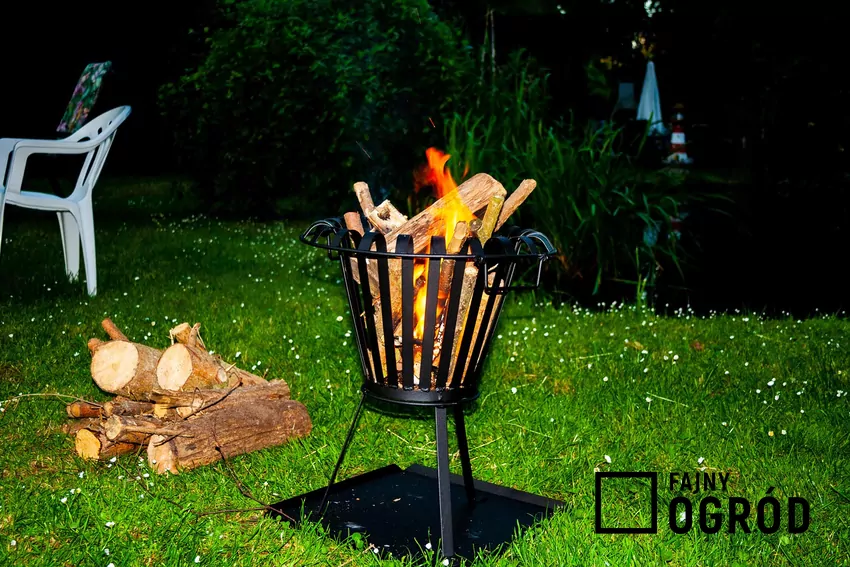 Drewno do palenia ogniska w ogrodzie powinno być suche bez wydzielania dużych ilości dymu