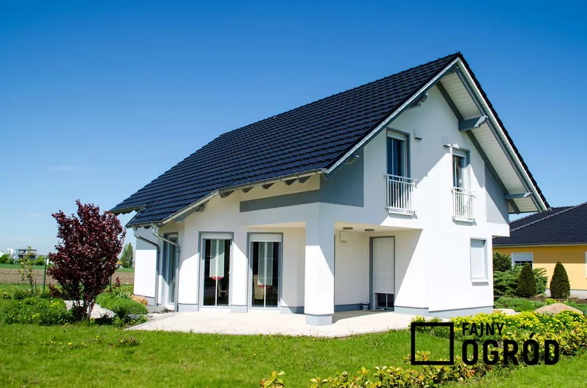 Mostki termiczne są głównym winowajcą wysokich rachunków za ogrzewanie Nowoczesny dom jednorodzinny z dwuspadowym dachem