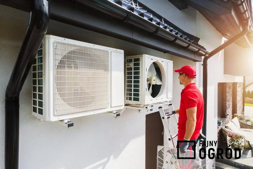 Serwisant przy pompie ciepła