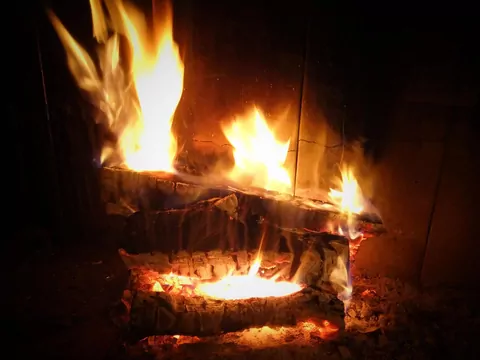 Prosta metoda palenia w kominku