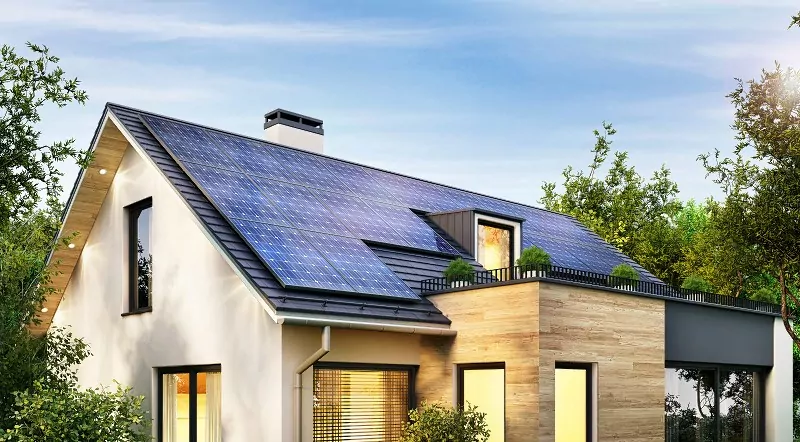 panele fotowoltaiczne na dachu domu