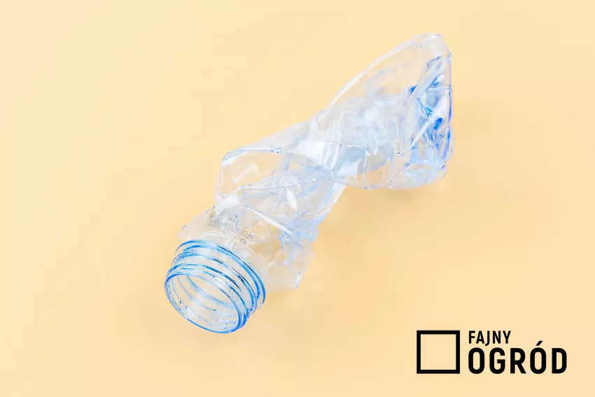 Zgnieciona butelka plastikowa bez etykiety