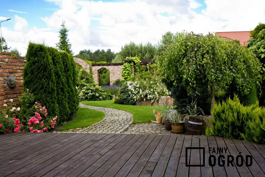 Wykonanie dodatkowych elementów przed budynkiem wpływa na koszty budowy domu Widok na taras i ogród