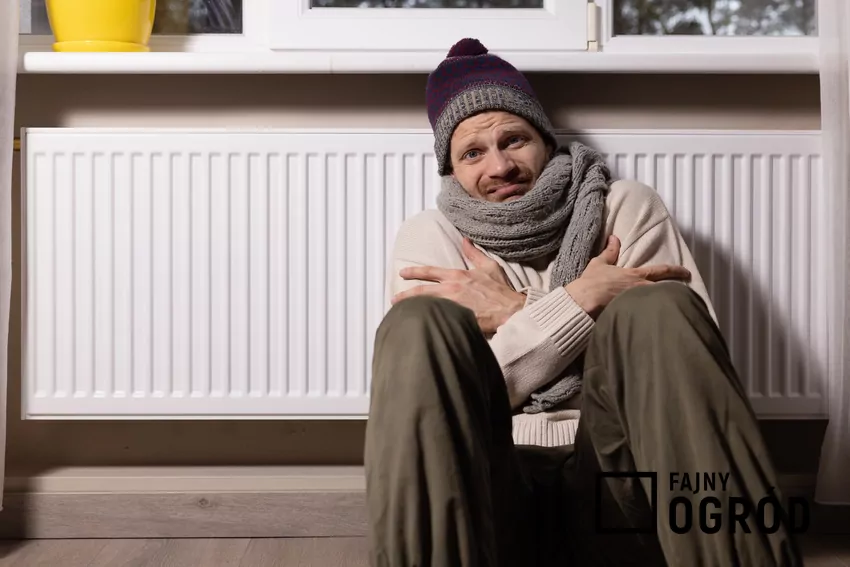 Mariusz chciał zaoszczędzić na ociepleniu domu. Szybko tego pożałował mężczyzna w szpiku i czapce siedzi przy grzejniku