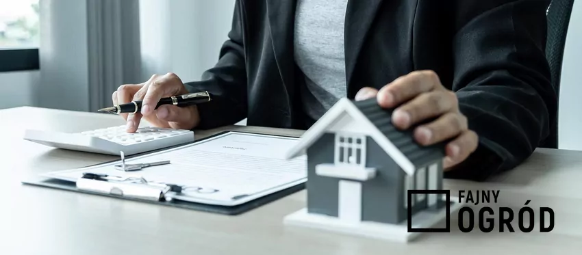 Garaż jednostanowiskowy oznacza konieczność zwiększenia budżetu budowy średnio o 30 tys. zł Makieta domu, dokumenty i kalkulator