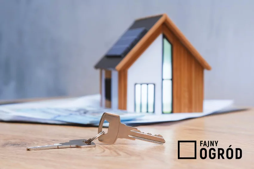 Nie bez przyczyny domy pasywne najczęściej mają prosty rzut Makieta domu, dokumenty i klucze