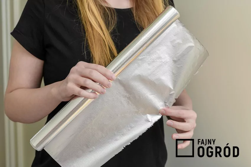 Matowa strona folii aluminiowej, czyli która strona folii aluminiowej służy do pieczenia, a która do innych rzeczy