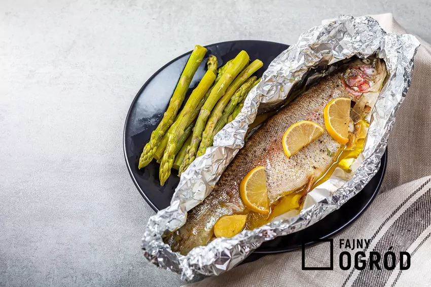 Pieczona ryba w folii aluminiowej, czyli która strona folii aluminiowej służy do pieczenia krok po kroku
