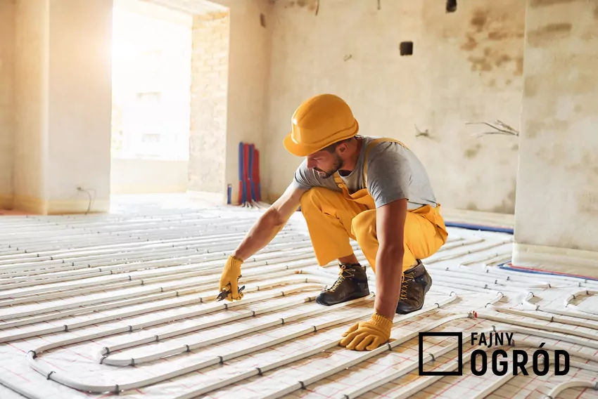 fachowiec zakłada ogrzewanie podłogowe