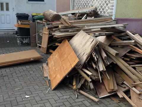 Czy można palić malowanym drewnem?