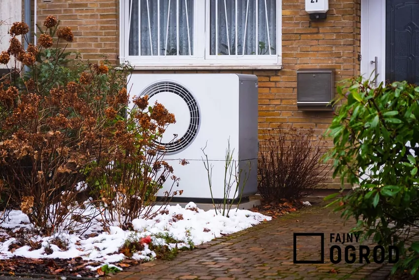Przy znacznych spadkach temperatury może się załączać wspomagająca grzałka elektryczna